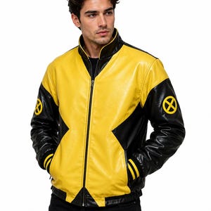 Puede incluir: Una chaqueta de cuero amarilla y negra con cremallera frontal completa, cuello alto y mangas negras con pu&ntilde;os de rayas amarillas. La chaqueta muestra un logotipo circular de X-Men en amarillo y negro en cada manga.