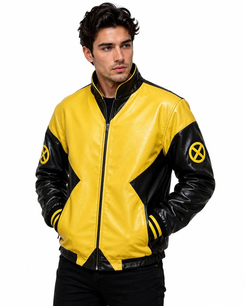 Puede incluir: Una chaqueta de cuero amarilla y negra con cremallera frontal completa, cuello alto y mangas negras con pu&ntilde;os de rayas amarillas. La chaqueta muestra un logotipo circular de X-Men en amarillo y negro en cada manga.