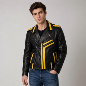 Puede incluir: Chaqueta de cuero negra con rayas amarillas en hombros, mangas y frente. La chaqueta tiene un estilo motero clásico con cuello de solapa, cremallera asimétrica y múltiples bolsillos. El modelo lleva vaqueros azules.