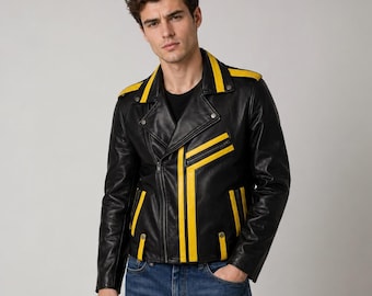 Pode incluir: Casaco de couro preto com listras amarelas nos ombros, mangas e frente. O casaco tem um estilo motociclista clássico com gola entalhada, zíper assimétrico e vários bolsos. O modelo está usando jeans azul.