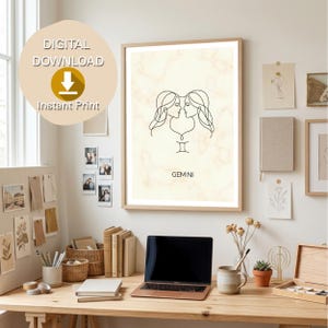Könnte beinhalten: Ein gerahmter Wandkunstdruck mit einer schwarzen Strichzeichnung von zwei Gesichtern, die das Sternzeichen Zwillinge darstellen, auf einem blassgelben, marmorierten Hintergrund mit dem Text GEMINI darunter. Das Bild enthält ein digitales Download-Etikett.