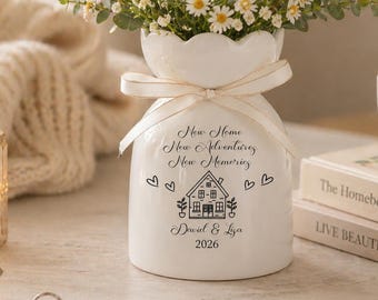 Vaso de cerâmica personalizado para casa nova, presente de boas-vindas com nomes da família, vaso com frase "Casa nova, novas aventuras", lembrança personalizada para casa nova.