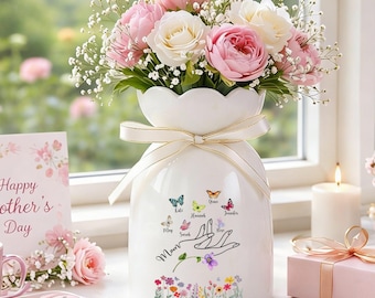 Vaso in ceramica personalizzato per la mamma con i nomi dei figli, vaso personalizzato con farfalle e fiori, regalo per la mamma, ricordo d'amore familiare, regalo unico per la festa della mamma.