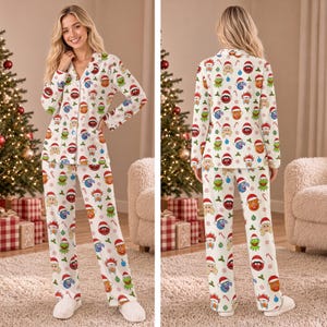 Può includere: Un set pigiama a due pezzi composto da una camicia a maniche lunghe con bottoni e pantaloni abbinati. Il tessuto bianco presenta un motivo ripetuto di personaggi Muppet che indossano cappelli da Babbo Natale, intervallati da piccole foglie di agrifoglio verdi e bastoncini di zucchero.