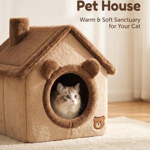 以下が含まれることがあります： クマの耳と煙突が付いた家の形をした、居心地の良い茶色のペットハウス。「Cozy Bear Pet House」と「Warm & Soft Sanctuary for Your Cat」の文字が表示されています。ふわふわの猫が家の中にいます。「Winter Essential Collection」の文字が下にあります。