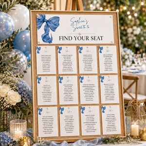 以下が含まれることがあります： 青いリボンのイラストと「Sophia's Sweet 16 FIND YOUR SEAT」の文字が書かれた白いヘッダー付きの長方形のコルクボード製座席表。青いリボンのアクセントとゲスト名が記載された12枚の白いカードが、ボード上にグリッド状にピン留めされています。