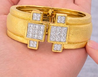 Brazalete ancho de oro amarillo macizo de 24 quilates con detalles de diamantes naturales y diseño geométrico texturizado.