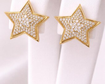 Pendientes de clip con forma de estrella de diamantes en oro amarillo de 18 quilates y diamantes naturales engastados con pavé.