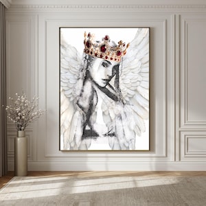 Può includere: Stampa artistica incorniciata raffigurante un ritratto in bianco e nero di una donna con ali d'angelo e una corona di gioielli. L'opera d'arte presenta un motivo a punti mezzitoni, con piume bianche e una corona oro e rossa.