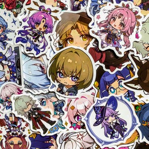 以下が含まれることがあります： カラフルなアニメスタイルのキャラクターのステッカーのコレクション。ステッカーは、紫、ピンク、青などの鮮やかな髪の色を含む、詳細なデザインのさまざまなキャラクターを特徴としています。ステッカーは白い背景にあります。