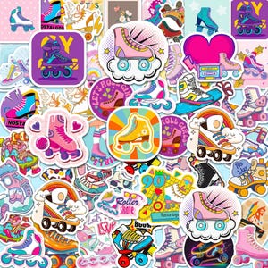 Peut inclure: Une collection d'autocollants de patins à roulettes colorés. Les motifs présentent des styles rétro et modernes, avec des arcs-en-ciel, des nuages, des cœurs et du texte comme "Roller Skate" et "Retro toys". La palette de couleurs comprend le rose, le bleu, le jaune et le violet.