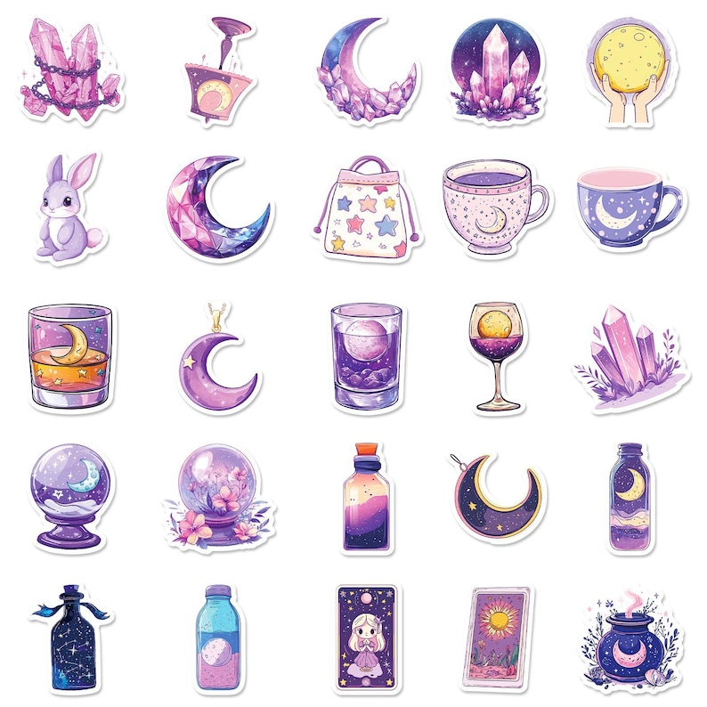 K&ouml;nnte beinhalten: Eine Sammlung skurriler Aufkleber mit himmlischen und mystischen Themen. Designs umfassen Monde, Kristalle, ein Kaninchen, eine Tarotkarte, eine Zaubertrankflasche und eine Teetasse, alles in Lila, Rosa und Goldt&ouml;nen. Ideal zum Dekorieren.