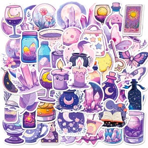 K&ouml;nnte beinhalten: Eine Sammlung von Aufklebern mit einem mystischen Thema. Die Aufkleber zeigen Kristalle, Kerzen, Zaubertr&auml;nke, Tarotkarten und Himmelsmotive in Lila, Rosa und Blau. Die Designs haben einen niedlichen, cartoonartigen Stil.