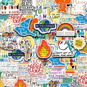 Może przedstawiać: Kolekcja kolorowych naklejek z inspirującymi cytatami i ilustracjami. Projekty obejmują tęczę, niebieskiego ptaka, globus oraz frazy "Be the change", "Radiate Positivity" i "Keep Going".