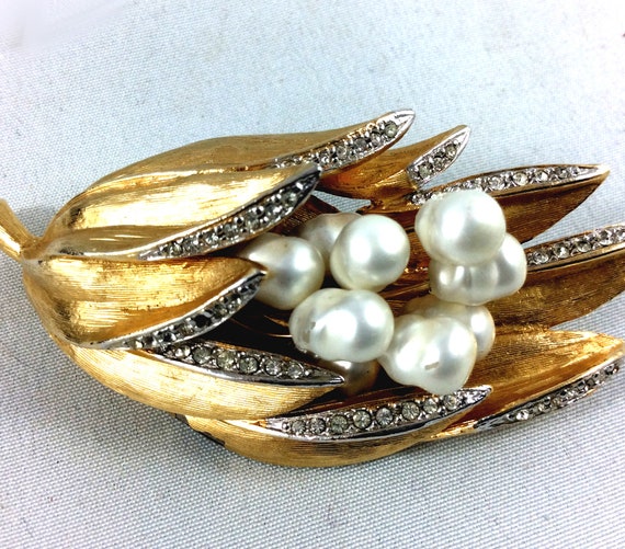 Vintage Goldtone and Pearl Brooch Pin / Mid Centu… - image 2