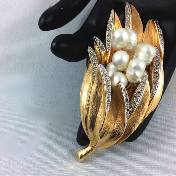 Vintage Goldtone and Pearl Brooch Pin / Mid Centu… - image 4