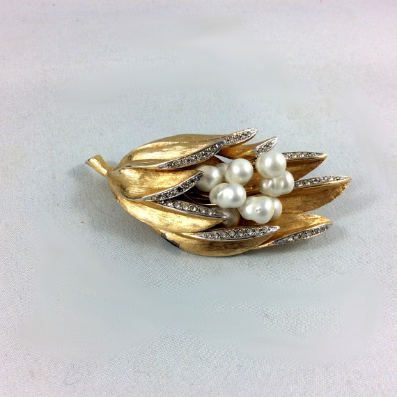 Vintage Goldtone and Pearl Brooch Pin / Mid Centu… - image 3