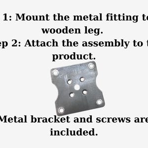 Op de afbeelding: Een vierkante zilverkleurige metalen montageplaat met vier hoekgaten en een centraal gatenpatroon. De tekst luidt: Step 1: Mount the metal fitting to the wooden leg. Step 2: Attach the assembly to the product. Metal bracket and screws are included.