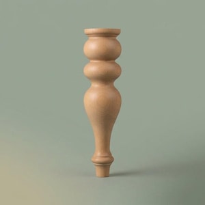 Op de afbeelding: Een lichtbruine houten meubelpoot met een gedraaid ontwerp, voorzien van een platte ronde bovenkant, twee gestapelde ronde bolvormige secties in het midden, een taps toelopend onderlichaam en een kleine ronde voet aan de onderzijde.