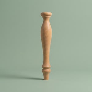 Obehandlat möbelben i svarvat trä, 30 cm, i lantlig stil.