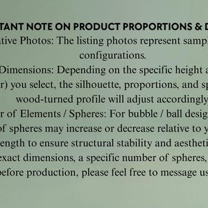 Op de afbeelding: Een saliegroene informatieve afbeelding met zwarte tekst getiteld IMPORTANT NOTE ON PRODUCT PROPORTIONS & DESIGN. Het legt uit dat de foto's voorbeeldmaten tonen en dat houtprofielen, het aantal bollen en verhoudingen aanpassen aan de gekozen maten.