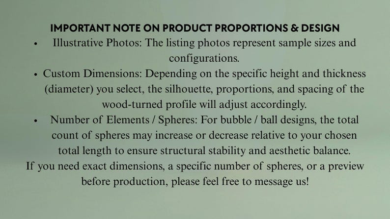 Op de afbeelding: Een saliegroene informatieve afbeelding met zwarte tekst getiteld IMPORTANT NOTE ON PRODUCT PROPORTIONS & DESIGN. Het legt uit dat de foto's voorbeeldmaten tonen en dat houtprofielen, het aantal bollen en verhoudingen aanpassen aan de gekozen maten.