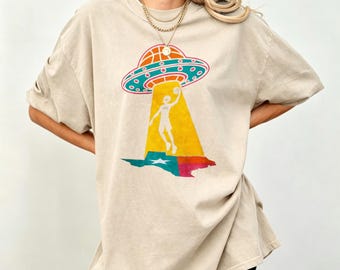 Retro UFO Alien Basketball Dunk Texas State Map Graphic Tee, Unique Weird Space Sports Unisex Casual T-Shirt