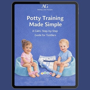 Könnte beinhalten: Ein digitales Tablet zeigt ein Buchcover mit dem Titel "Potty Training Made Simple". Das Cover zeigt zwei Kleinkinder auf blauen Töpfchen, mit einer Windel und bunten Aufklebern. Der Text lautet "A Calm, Step-by-Step Guide for Toddlers."