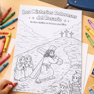 Può includere: Un libro da colorare intitolato "Los Misterios Dolorosos del Rosario" con illustrazioni di Gesù che porta la croce, circondato da pastelli di vari colori. L'immagine è su una superficie di legno.
