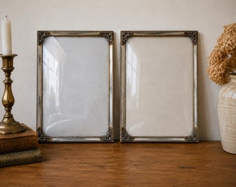 Set van 2 vintage bolle glazen wandlijsten, zilverkleurige sierlijke fotolijsten