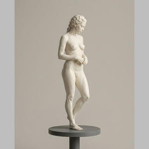 Könnte beinhalten: Eine weiße Skulptur einer stehenden Figur mit geflochtenem Haar, dargestellt in einer Seitenansicht. Die Figur ist in einem natürlichen, schmucklosen Zustand abgebildet, mit sanft vor dem Körper verschränkten Händen. Sie steht auf einem runden Sockel.