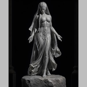 Puede incluir: Una escultura monocromática gris de una figura de pie con cabello trenzado, vistiendo una prenda drapeada, un corpiño con detalles florales y armadura en las piernas. La figura se alza sobre una base de piedra rugosa con los brazos extendidos.