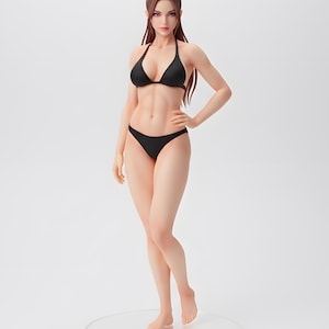 Puede incluir: Una figura de pie de una persona con cabello largo castaño recogido en una coleta alta, vistiendo un bikini negro de dos piezas. La figura tiene un físico tonificado, músculos abdominales definidos y está colocada sobre una base circular transparente.