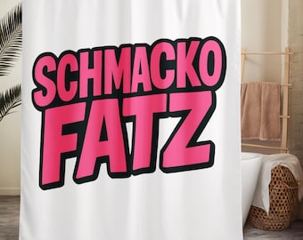 Una cortina de ducha elegante; probablemente sea una exageración. Sin duda, es necesaria.