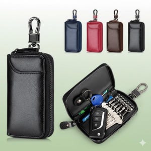 Op de afbeelding: Zwarte leren sleutelhouder met een zilverkleurige karabijnhaak. Het etui met ritssluiting heeft een klein voorvak. Extra sleutelhangers in blauw, rood, bruin en zwart worden getoond. De open sleutelhouder toont sleutels en een autosleutel.