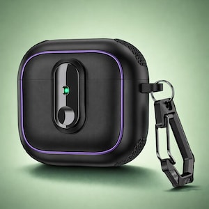Op de afbeelding: Zwarte beschermhoes voor draadloze oordopjes met een paarse accentlijn. De hoes heeft een ingebouwde karabijnhaak voor eenvoudige bevestiging. Een klein groen lampje is zichtbaar aan de voorkant.