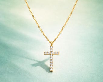 Collar con cruz de circonita delicada, colgante de diamantes pavé de oro, joyería cristiana minimalista.