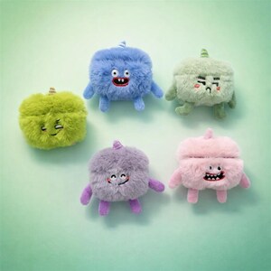 Puede incluir: Cinco estuches de felpa con forma de monstruo en varios colores: azul, verde, morado, rosa y amarillo. Cada estuche tiene rasgos faciales bordados y pequeños brazos y piernas. Los estuches están diseñados para guardar objetos pequeños.