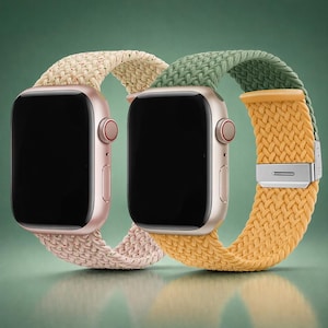 Op de afbeelding: Twee smartwatches met geweven bandjes. Eén horloge heeft een lichtroze band, de andere heeft een geel en groen bandje. De horlogeschermen zijn zwart. De horlogekasten zijn roségoud.