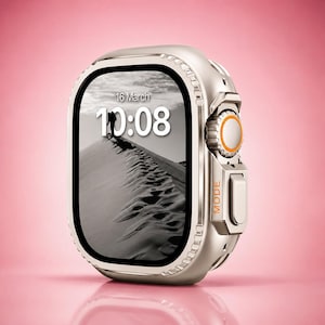 Pode incluir: Um smartwatch prateado com ecrã retangular que mostra a hora 10:08 e a data 16 de março sobre uma imagem a preto e branco de uma pessoa numa duna. O relógio possui uma coroa lateral com um anel laranja e um botão com a inscrição MODE.