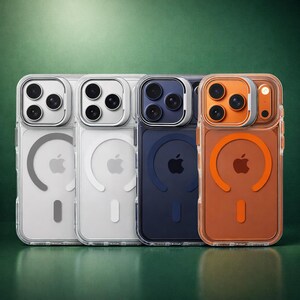 Puede incluir: Cuatro fundas transparentes para teléfono con detalles de color. Las fundas tienen un diseño transparente con un anillo de carga magnético circular y un logotipo de Apple. Los colores incluyen gris, blanco, azul marino y naranja.