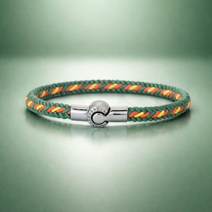 Puede incluir: Una taza de cerámica blanca con un asa negra y el texto "But First, Coffee" en un estilo manuscrito. La taza está sobre una superficie blanca. La taza mide aproximadamente 10 cm de alto.