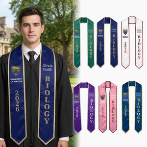 Puede incluir: Una persona con una toga de graduación negra y una estola de graduación de Biología azul marino con texto dorado. También se muestran varias otras estolas en verde, azul marino, blanco, morado y rosa. Cada estola tiene el nombre "Olivia Smith" y el año "2026".