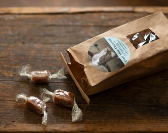 Caramels au lait de chèvre au chocolat fabriqués avec du lait de chèvre frais de la ferme provenant de nos chèvres qui paissent dans des pâturages sans produits chimiques