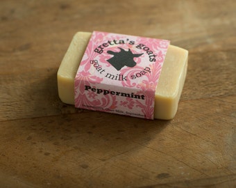 Jabón orgánico de leche de cabra con menta piperita, elaborado con cabras ordeñadas a mano que pastan en pasturas gestionadas orgánicamente.