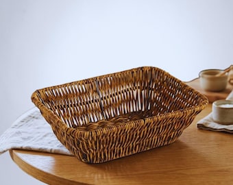 Cestino in rattan intrecciato a mano, vassoio rettangolare per alimenti e conservazione, organizer rustico per la cucina.
