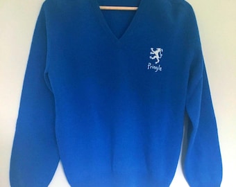 Jersey clásico azul de cuello en V de Pringle of Scotland, de estilo vintage, fabricado en Hawick, Escocia.