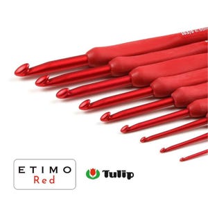 Peut inclure: Ensemble de crochets rouges avec des manches ergonomiques. Les crochets sont disposés en diagonale, mettant en valeur leurs différentes tailles. La marque "ETIMO Red" est affichée dans un rectangle blanc, et le logo "Tulip" est également visible.