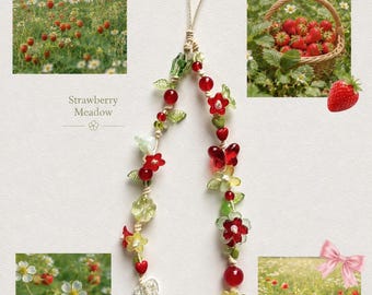 Correa para teléfono con dije de cuentas hechas a mano Strawberry Meadow y otros estilos para teléfono, cámara, botella de agua, lindo accesorio, regalo de cumpleaños