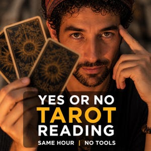 Puede incluir: Una persona sosteniendo cartas del tarot con el texto "YES OR NO TAROT READING SAME HOUR | NO TOOLS". Las cartas tienen un fondo negro con diseños dorados. La persona lleva una diadema y una camiseta negra.